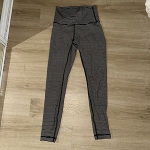Lululemon black and white striped align 25” size 4 leggings